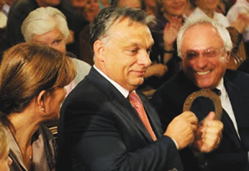 <h1>Egy fura látogatás képei. A Zürichben fellépő székelyföldi gyerekkórus honlapjára feltöltött képeken Orbán Viktor mellett Nagy István nagykövet mosolyog és tapsol - Forrás: fili.hu</h1>-