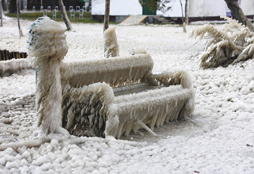 <h1>A fagy és az erős szél jégbe borította a Balaton környékét.</h1>-