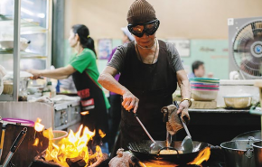 70 éves szakácsnő bangkoki utcai étkezdéje kapott Michelin-csillagot