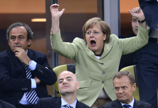 <h1>Angela Merkel gólöröme pénteken a német–görög meccsen. Az előtte jobbra ülő Tusk lengyel miniszterelnök már csak elfogulatlan néző</h1>-