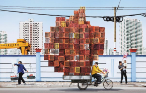 A sanghaji teherhordók előtt tisztelegnek a jelképes totemoszlopok