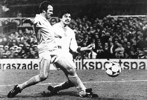 <h1>1984: utolsó sikerünk a hollandok ellen. Képünkön Esterházy (jobbra) gólja</h1>-