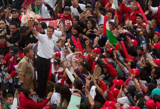 <h1>Enrique Pena Nieto választói körében kampányol</h1>-