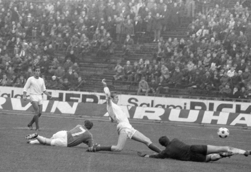 <h1>Ferencváros–Újpesti Dózsa 2–2, 1970. november 8., Népstadion, telt ház. Az újpesti Horváth József szögletre ment Szőke István (FTC) elől. Az idény végén a lila-fehérek két ponttal megelőzték az ősi riválist, így ők örülhettek a bajnoki címnek

(Fotó: Kovács Gyula, MTI)</h1>-