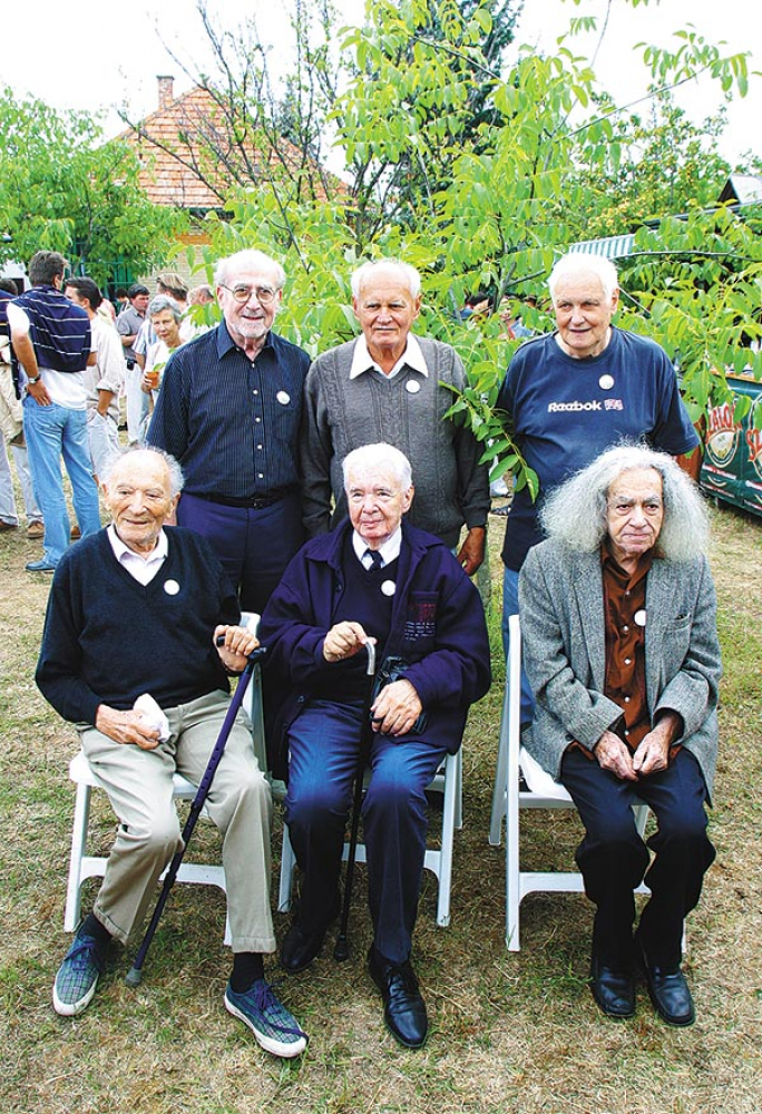 Nagy csapat. Állnak: Méray Tibor, Göncz Árpád, Jancsó Miklós. Ülnek: Fejtő Ferenc, Kosáry Domokos, Faludy György - Fotó: Vörös Szilárd —  