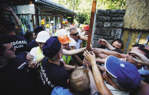 Exhumálta a Gárdát a Fidesz; Áldozati technikával legalizálnák a brutalitást a Városligetben