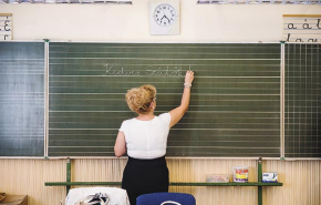 Nem nemzeti, nem alap, és tovább korlátozza a pedagógusok szabadságát – Mindent az új NAT-ról