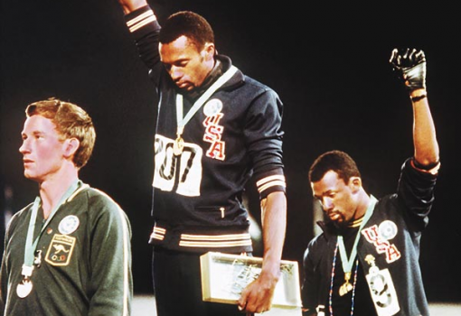 <h1>A képen az 1968-as mexikóvárosi olimpián a férfi 200 méteres síkfutás arany- és bronzérmese, azaz Tommie Smith és John Carlos, leszegett fejjel, öklüket a levegőbe emelve hallgatták az amerikai himnuszt a dobogón. A két atléta a mozdulattal a feketék elnyomása ellen tiltakozott – abban az évben, amikor meggyilkolták az afroamerikaiak jogaiért harcoló Martin Luther Kinget</h1>-
