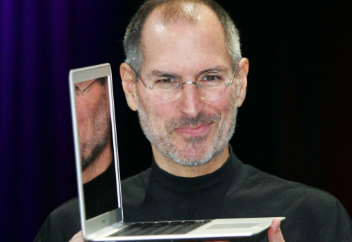 <h1>Steve Jobs 1998-ban (felül) egy iMac számítógéppel és tíz évvel később egy MacBook Air laptoppal: sokat vékonyodott </h1>-