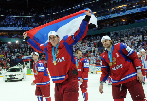 <h1>Jevgenyij Malkin (zászlóval) vezetésével az oroszok tíz meccsből tízet nyertek a vb-n</h1>-