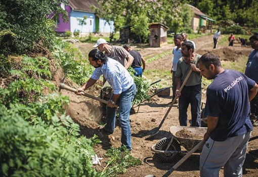 <h1>A polgármester, Bogdán László és a helyi lakosok rengeteget dolgoztak azért, hogy ne csak nekik, de másoknak is étel kerülhessen az asztalára (Kállai Márton felvétele)</h1>-