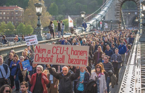 Sorost látják a parlamenti ülésteremben