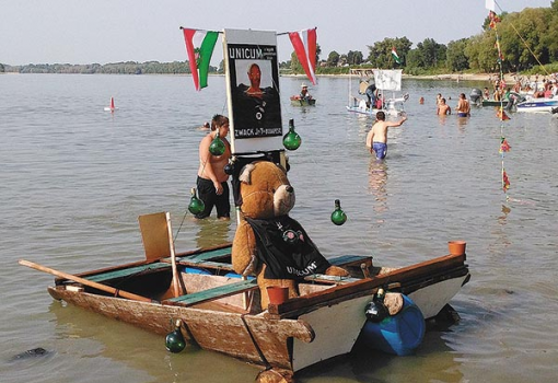 <h1>Őrült hajók versenye. Duna-part, Harta - A kép forrása: Harta önkormányzata</h1>-