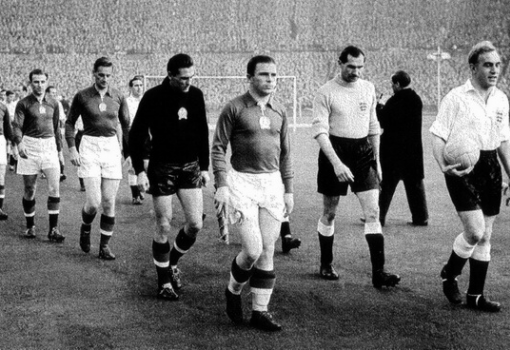<h1>A magyar Aranycsapat kivonul a kezdésre a Wembleyben 1953. november 25-én. Anglia e mérkőzésig 90 éve  veretlen volt odahaza.</h1>-