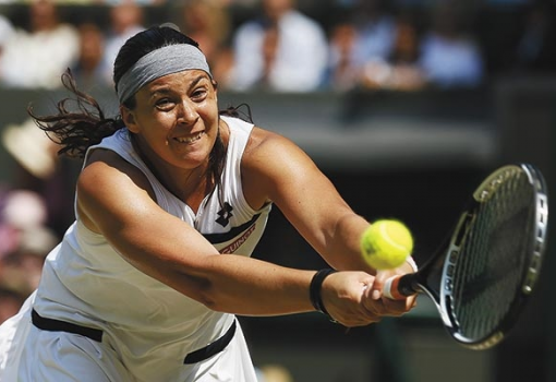 <h1>Egy dolog már a szombati női döntő előtt biztos volt Wimbledonban, mégpedig, hogy új névvel gyarapodik a Grand Slam-győztesek tábora, ugyanis sem a 15. helyen kiemelt francia Marion Bartoli (képünkön), sem a 23.-nak rangsorolt német Sabine Lisicki nem nyert még korábban rangos tornát. A meccs elején a 23 éves Lisicki elvette ellenfele adogatását, ezt követően viszont egy órán át mintha csak Bartoli lett volna pályán, aki a 6:1-re megnyert első szett után a másodikban is 5:1-re vezetett. Ekkor nagyon idegesen játszó Lisicki, aki többször is elsírta magát a mérkőzés alatt, még 5:4-re visszakapaszkodott, ez viszont már kései ébredés volt, Bartoli egy sima fogadójátékkal megnyerte a meccset – stílszerűen egy ásszal zárva le a találkozót (6:1, 6:4). Amelie Mauresmo 2006-os diadala után így ismét francia uralkodónője van Wimbledonnak.</h1>-