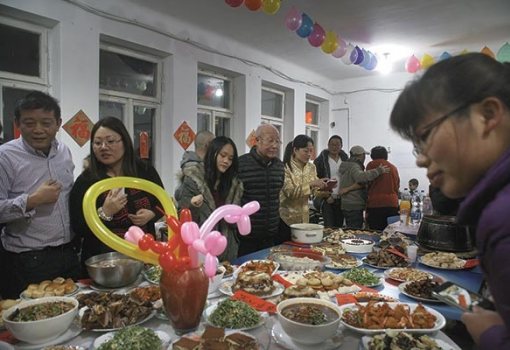 <h1>Az ünnepi vacsorán a baráti családok specialitásai versenyeztek (Hernád Géza felvétele)</h1>-