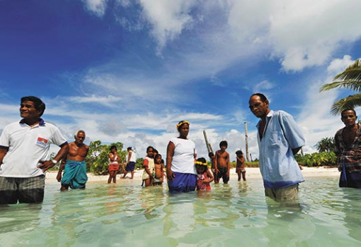 <h1>Kiribati népe azon a helyen áll, ahol egykor a falujuk volt - Fotó: Justin MacManus, Europress/Getty Images</h1>-