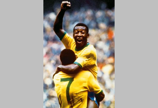 <h1>Minden idők legjobb játékosa, Pelé gólt és harmadik vb-aranyat ünnepel 1970-ben Mexikóban. Ezt a brazil válogatottat tartják minden idők legjobb válogatottjának.</h1>-