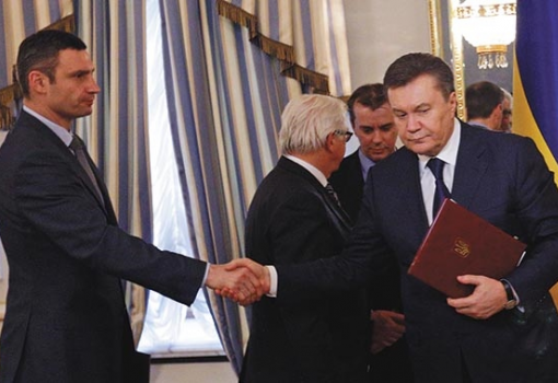 <h1>Klicsko és Janukovics az egyezség aláírásakor: egy kézfogás, amely mindkettőjük politikai karrierjébe kerülhet</h1>-