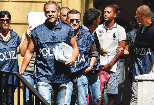 <h1>Az 51 letartóztatott maffiózó egyikét, Eugenio Ferranót (jobbról a második) vezetik el a római rendőrök (Fotó: Andreas Solaro, AFP)</h1>-
