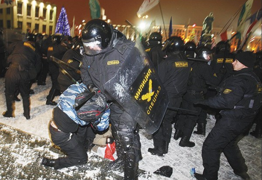 <h1>Ellenzéki tüntetőkre támadtak rendőrök Minszkben 2010 telén</h1>-