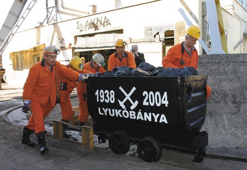 <h1>Lyukóbánya 66 év után zárta be kapuit. A Miskolchoz tartozó bánya fénykorában 2500 embert foglalkoztatott, az utolsó csillét 2004-ben tolták ki az aknákból. Lyukóbánya egykori lakói már rég elköltöztek, a hajdan üdülőövezetként számon tartott terület ma Magyarország egyik legnagyobb nyomortelepe. (Fotó: Vajda János, MTI)</h1>-